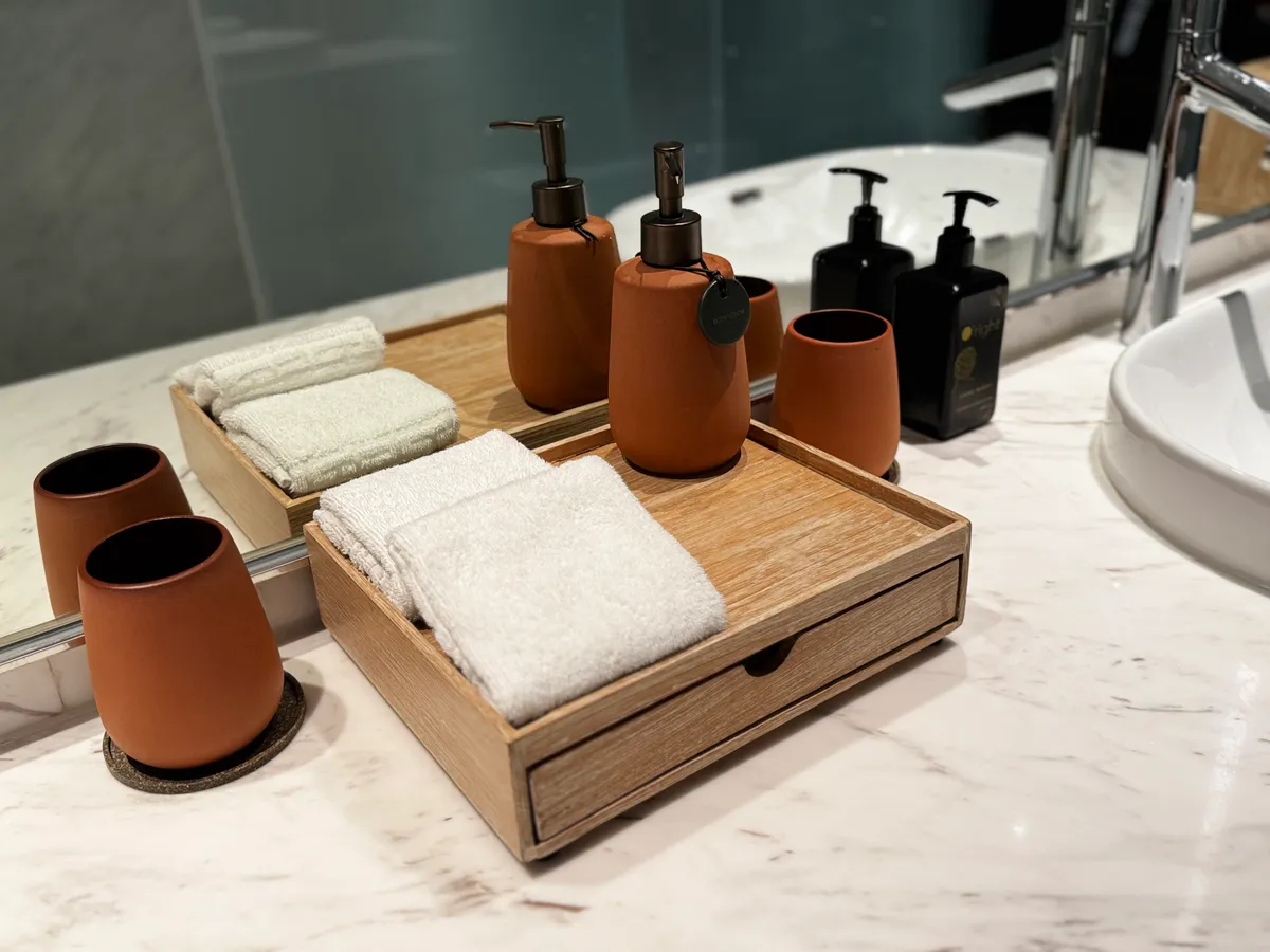 Kimpton Maa-Lai Bangkok 客房工作桌區