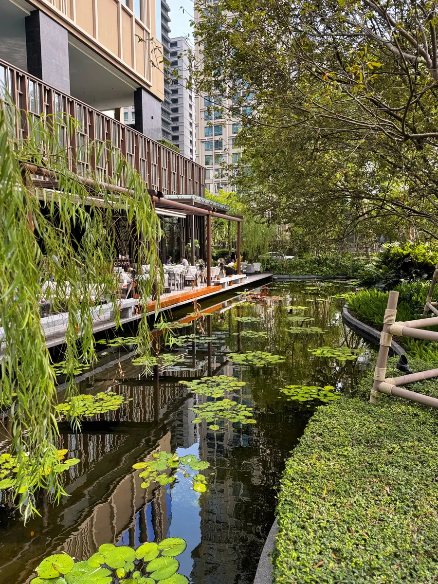 Kimpton Maa-Lai Bangkok 泳池休憩區