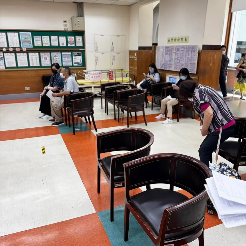 台大醫院診間內醫療人員與病人看診的畫面