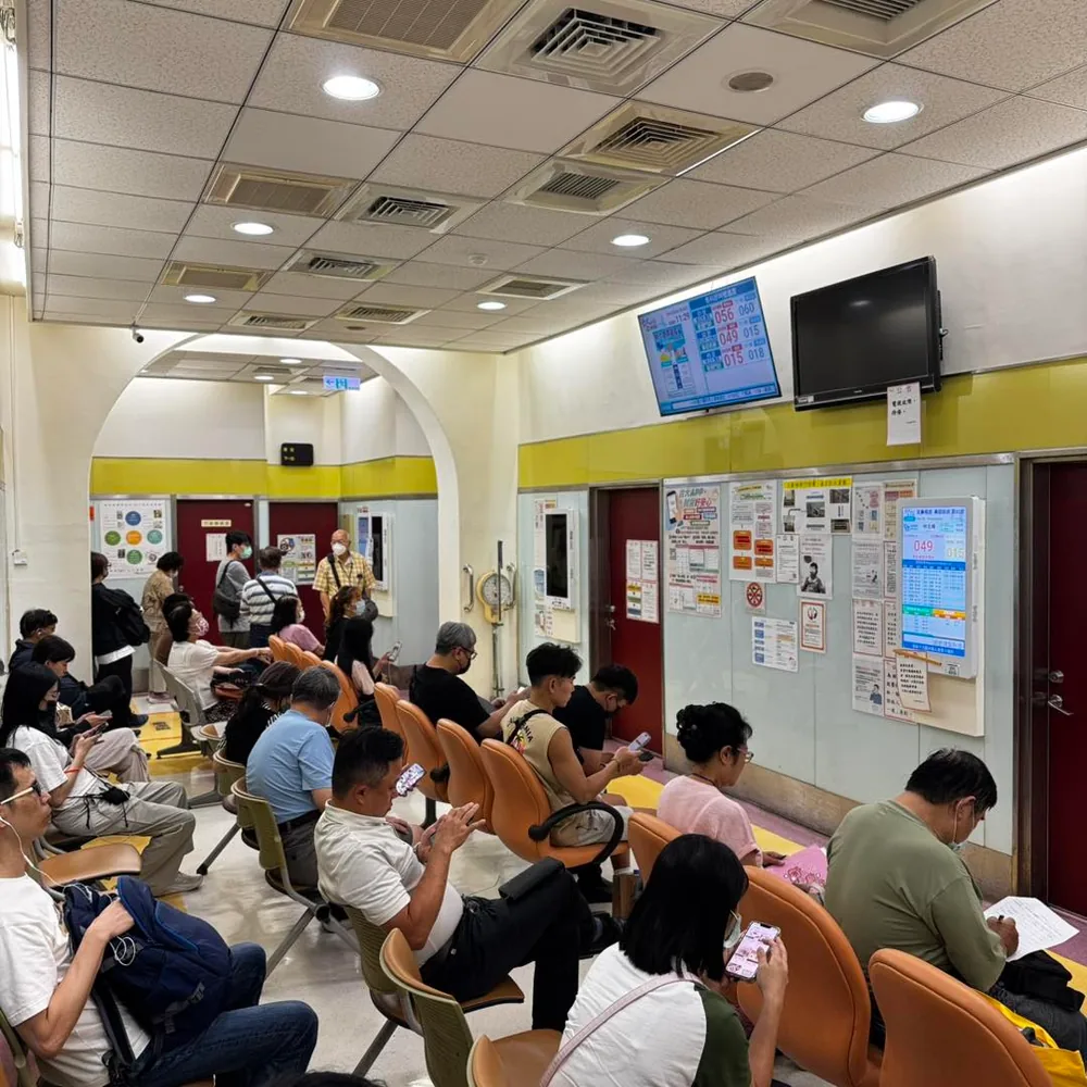 台大醫院候診區坐滿等待看診的人潮
