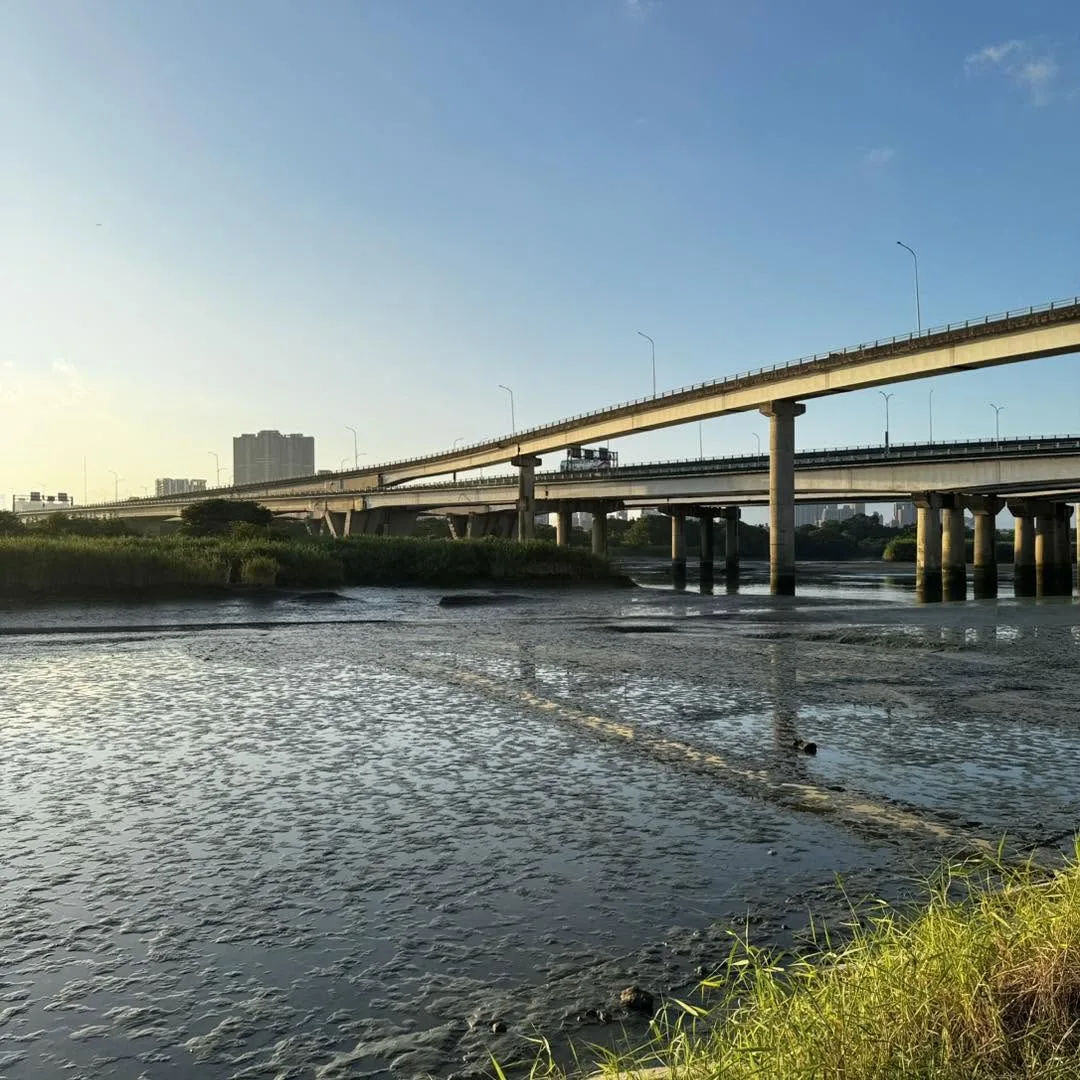 夕陽下橫跨河道的高架橋與水面倒影