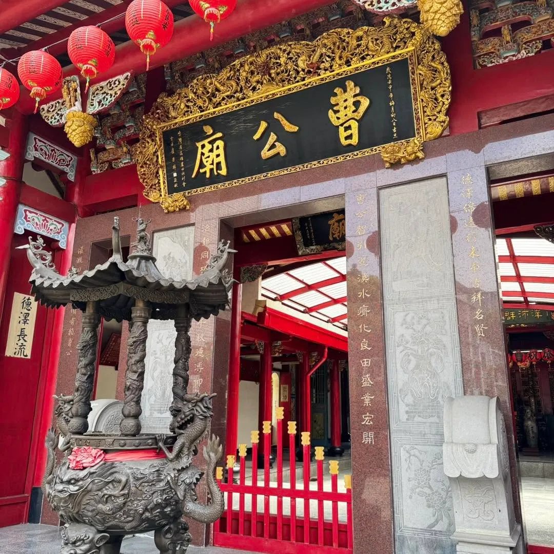 曹公廟入口紅色燈籠、牌匾與香爐，呈現鳳山在地廟宇景色