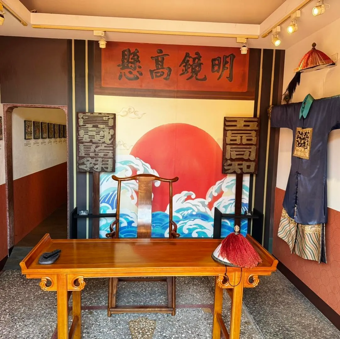 奇美博物館展區內有明鏡高懸匾額、彩繪牆面與桌椅裝置